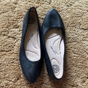 Women’s black flats